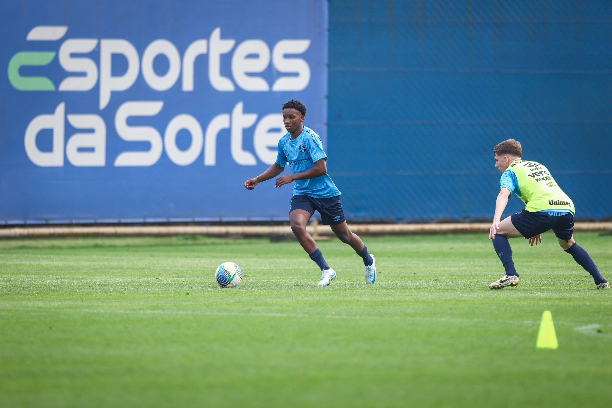 Gabriel Mec, de 16 anos, treina com o elenco principal do Grêmio