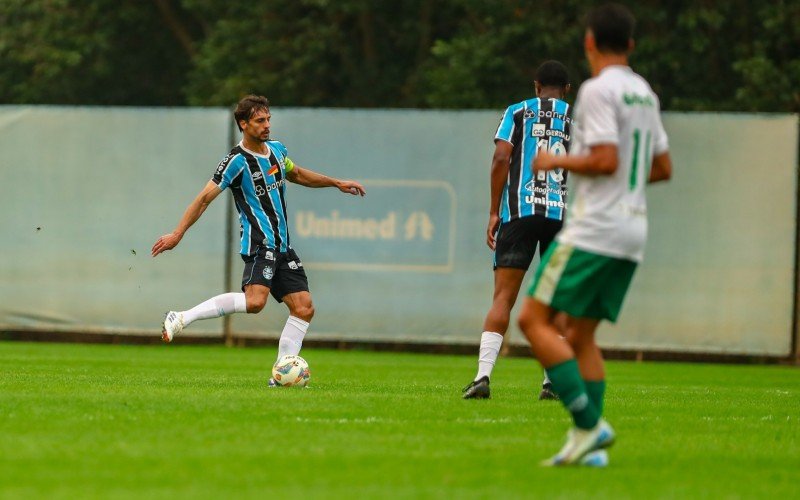 Rodrigo Caio em campo pelo Grêmio na Copa FGF