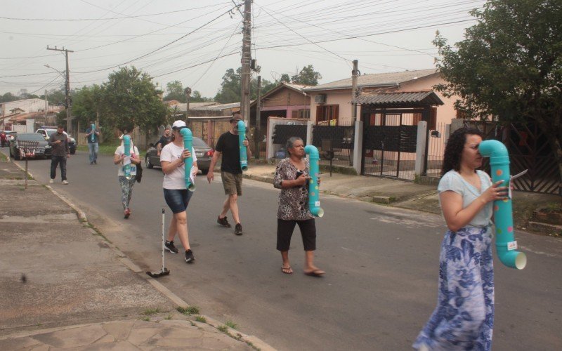 Participantes da caminhada utilizaram um com periscópio para saber como as crianças enxergam a rua