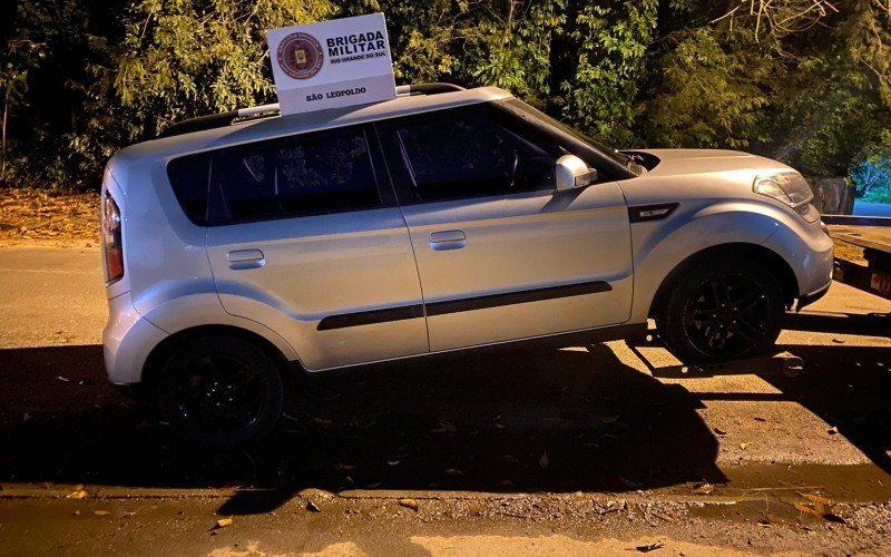 Carro roubado foi recuperado 