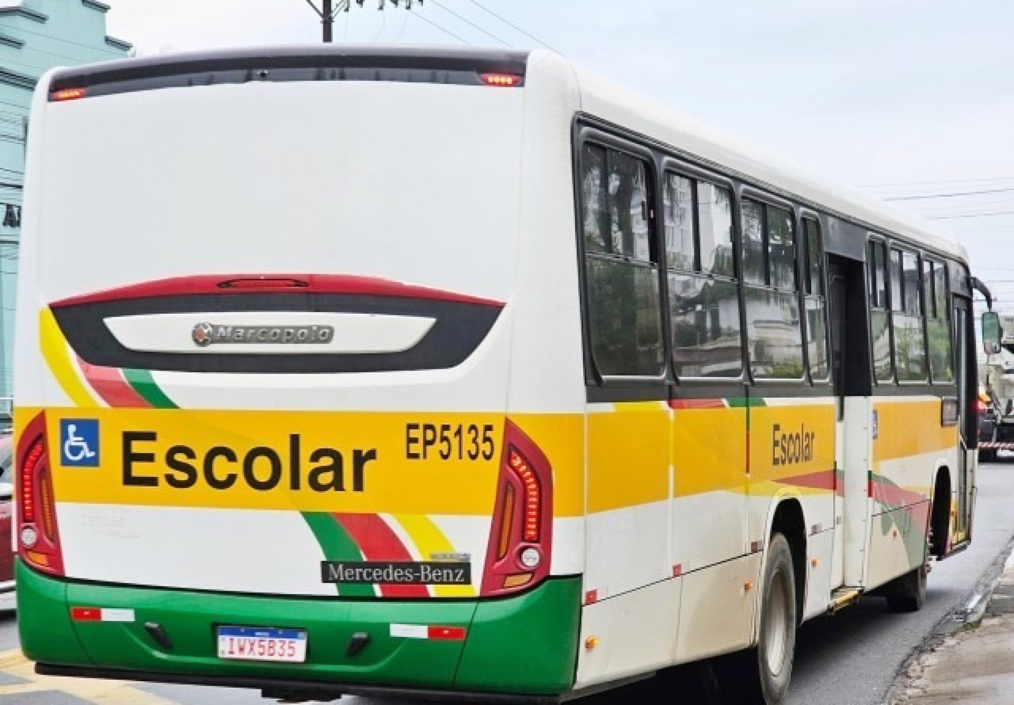 Hamburguesa como transporte escolar? Saiba onde ônibus foram vistos