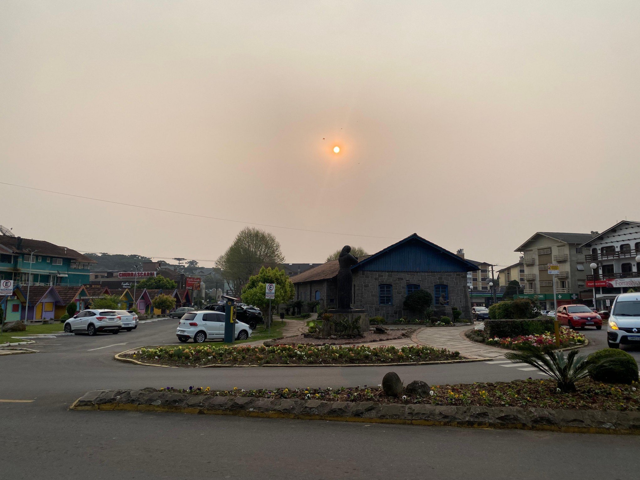 Calor atinge força máxima em Gramado nesta quarta-feira com intensificação da fumaça; veja a previsão