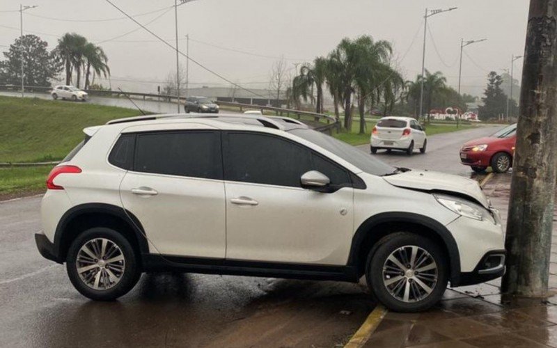 Carro bate em poste em acidente em Estância Velha | abc+