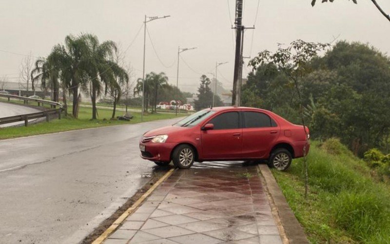 Carro vai parar sobre calçada após acidente em Estância Velha | abc+