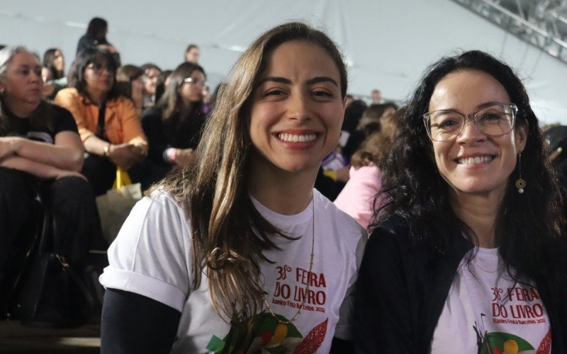 Amanda e Márcia se divertem durante as tardes na feira