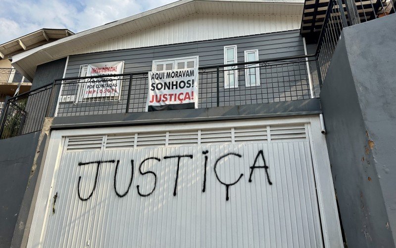 Faixas de protesto foram colocadas nas residências na Rua Nelson Dinnebier, no bairro Piratini, em Gramado