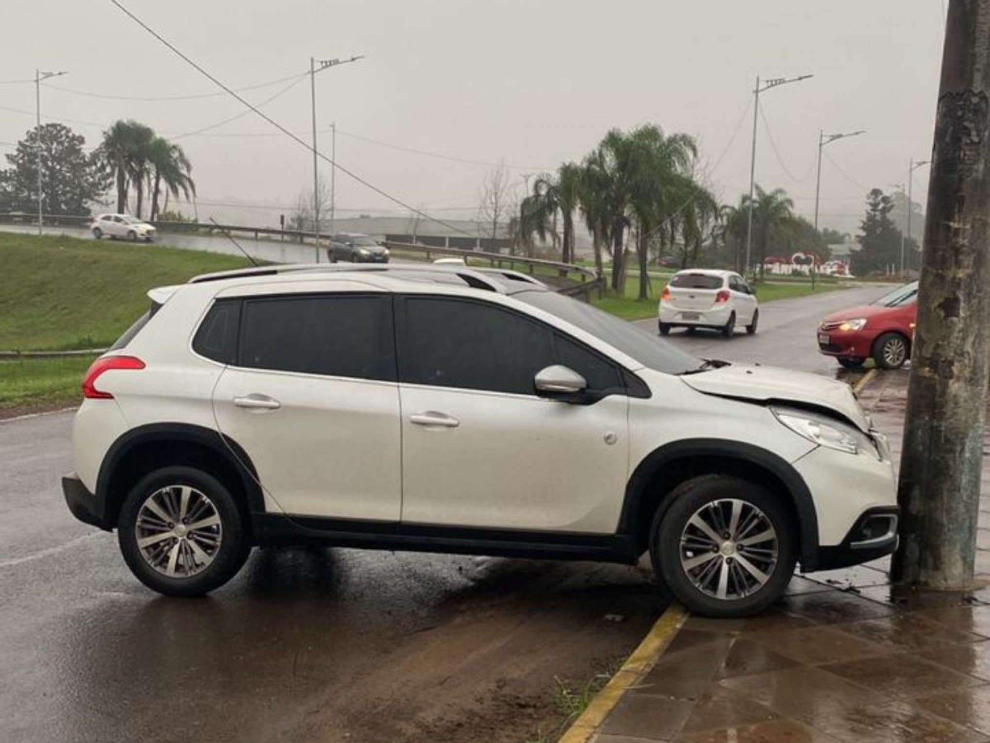 Carro bate em poste de concreto dois minutos após veículo desgovernado subir em calçada entre a BR-116 e RS-239