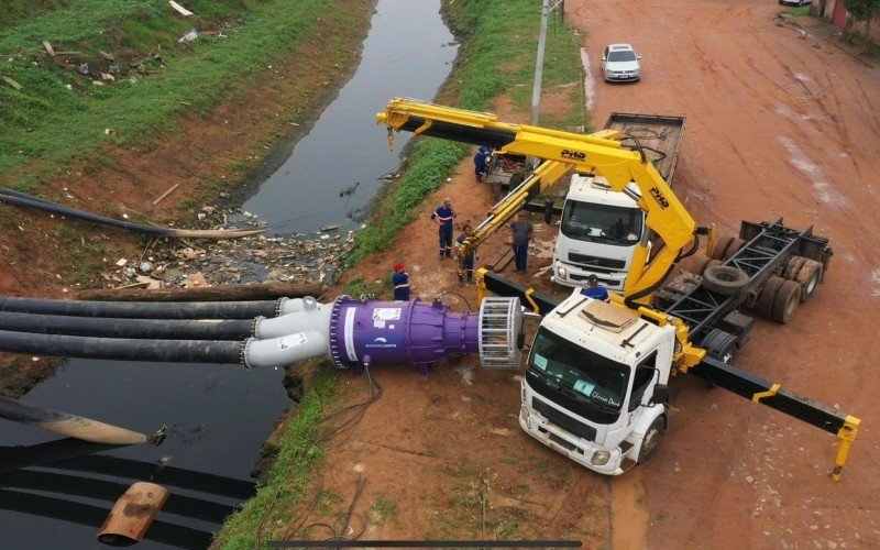 Semae iniciou instalação de duas das bombas anfíbias nesta sexta-feira (13), no Arroio Gauchinho