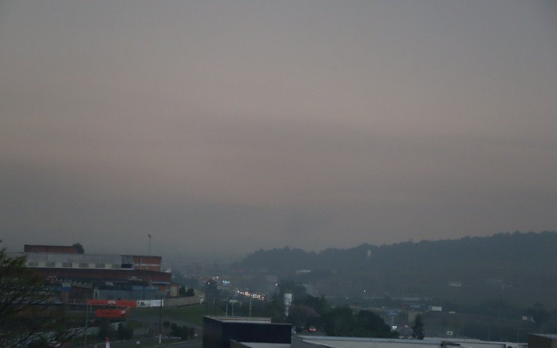 Céu amarelado antes da chuva 