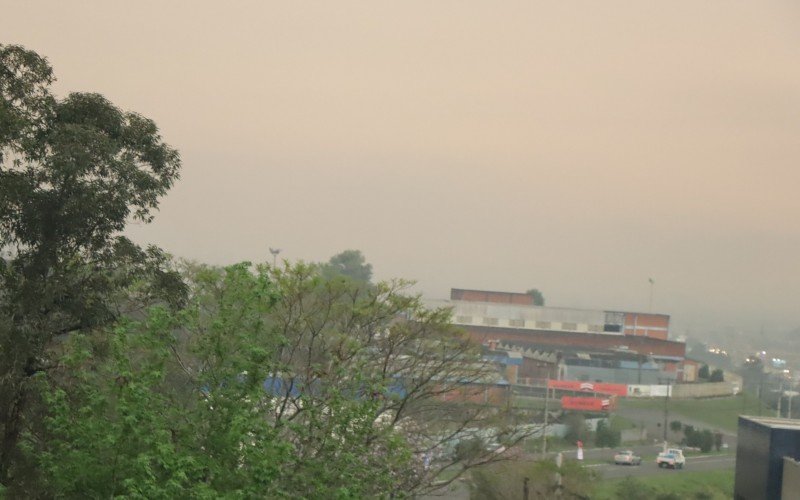 Céu amarelado antes da chuva 