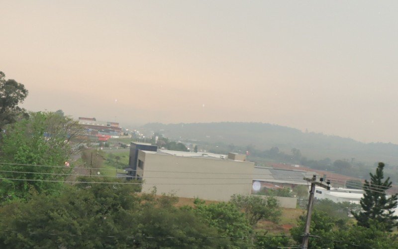 Céu amarelado antes da chuva 