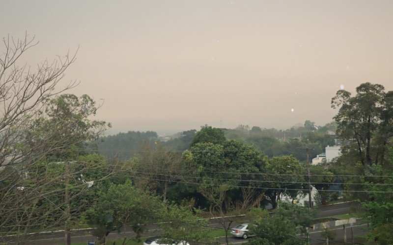 Céu amarelado antes da chuva 