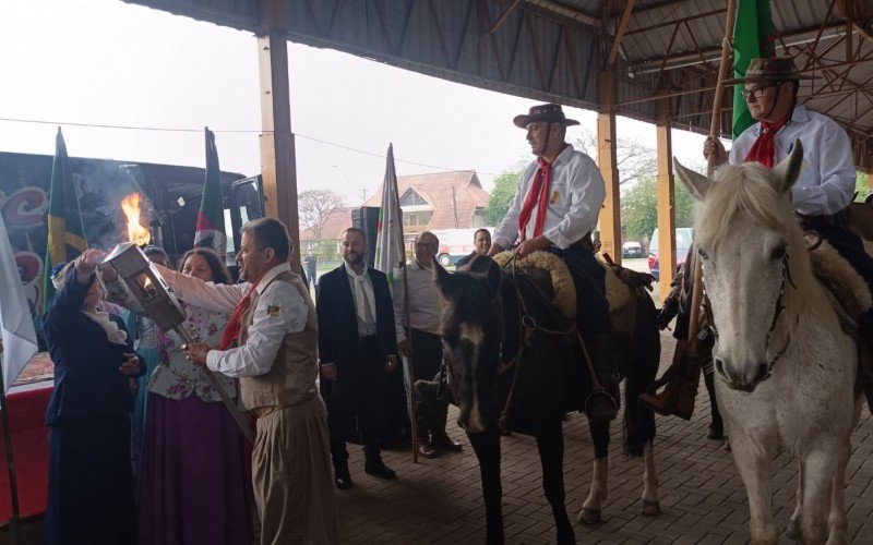 Chama crioula foi distribuída a entidades da 12ª RT em evento em São Leopoldo