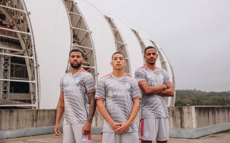 Wesley, Gabriel Carvalho e Fernando foram os modelos do terceiro fardamento colorado | abc+