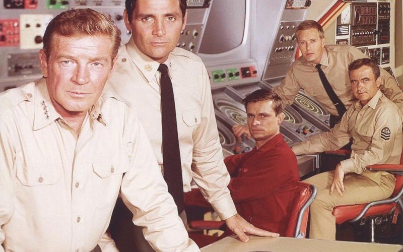 O elenco principal de Viagem ao Fundo do Mar, com Richard Basehart, David Hedison, Del Monroe, Robert Dowdell e Terry Becker | abc+