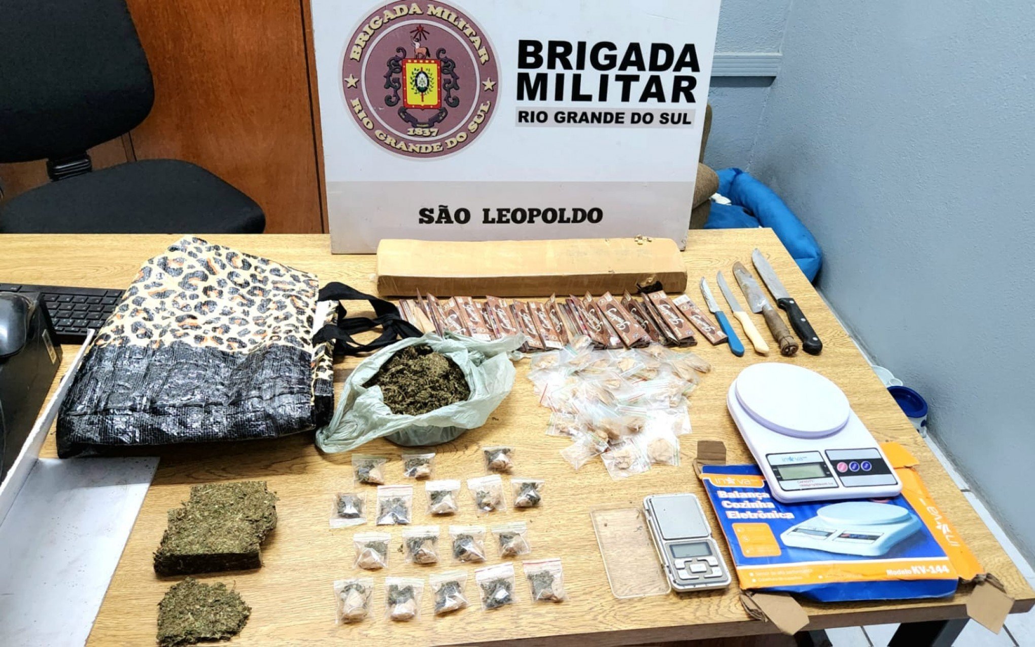 Adolescente é apreendida com mais de dois quilos de maconha dentro de casa abandonada