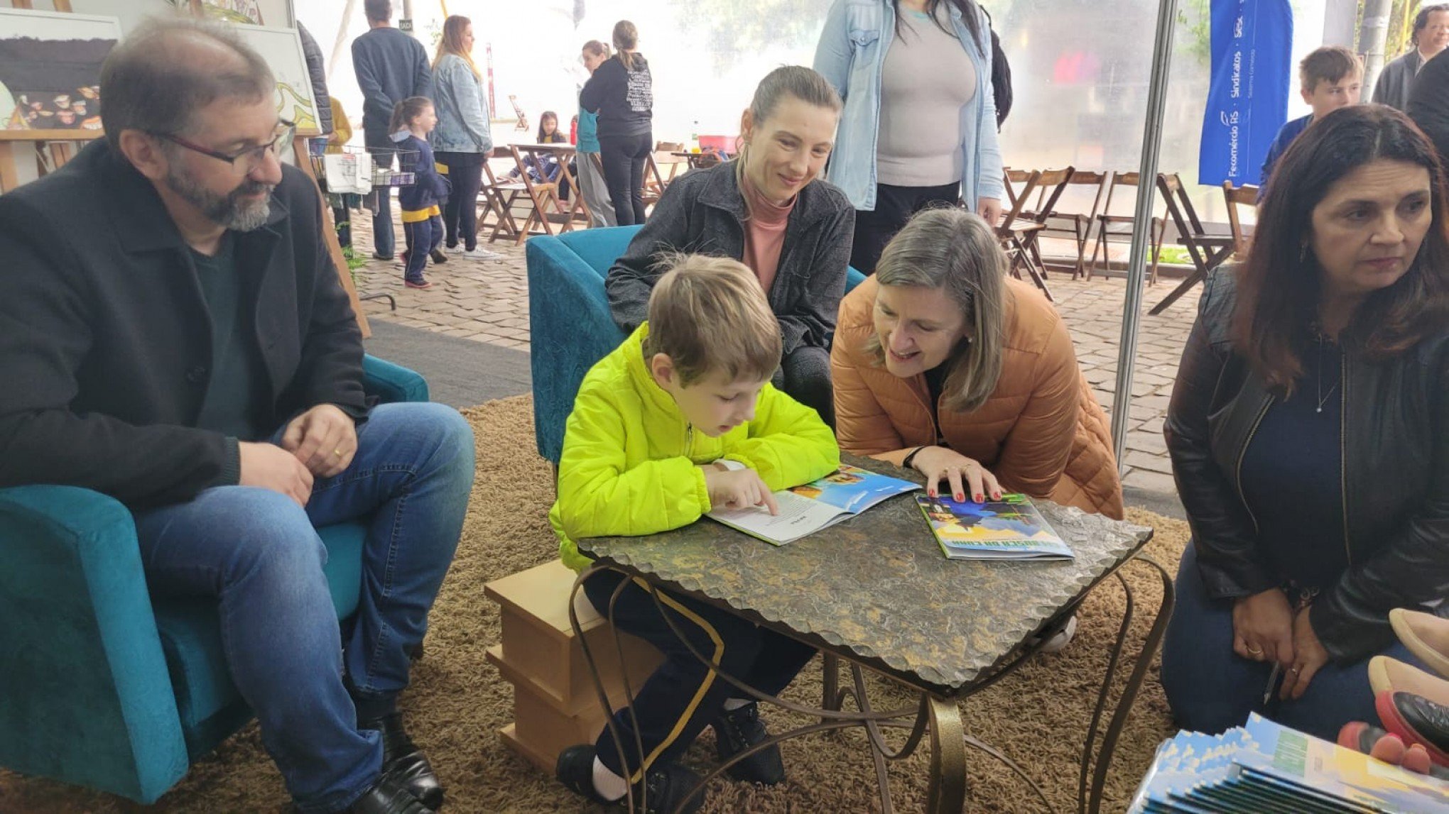 Vítor Gabriel Lasta autografa sua obra e interage com frequentadores da Feira do Livro, inclusive com a prefeita Carla | abc+