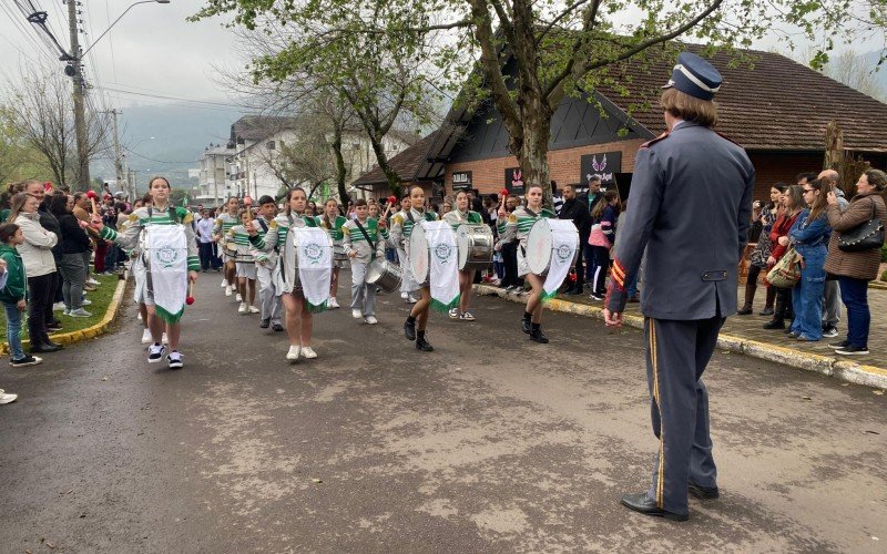 Desfile cívico no bairro Várzea Grande, em Gramado, pela Independência do Brasil