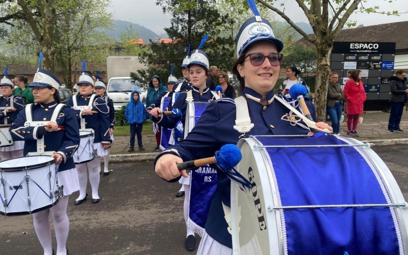 Desfile cívico no bairro Várzea Grande, em Gramado, pela Independência do Brasil