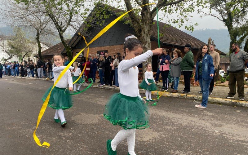 Desfile cívico no bairro Várzea Grande, em Gramado, pela Independência do Brasil