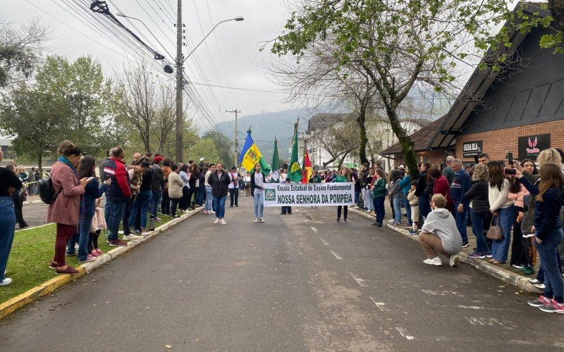 Desfile cívico no bairro Várzea Grande, em Gramado, pela Independência do Brasil