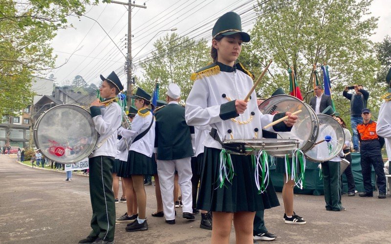 Desfile cívico no bairro Várzea Grande, em Gramado, pela Independência do Brasil