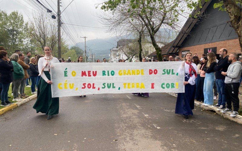 Desfile cívico no bairro Várzea Grande, em Gramado, pela Independência do Brasil