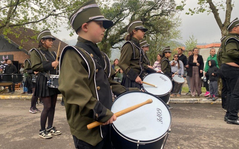 Desfile cívico no bairro Várzea Grande, em Gramado, pela Independência do Brasil