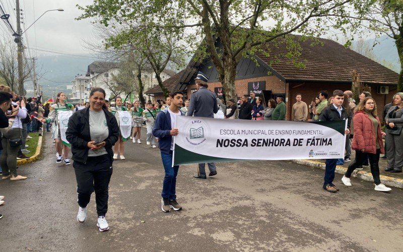 Desfile cívico no bairro Várzea Grande, em Gramado, pela Independência do Brasil