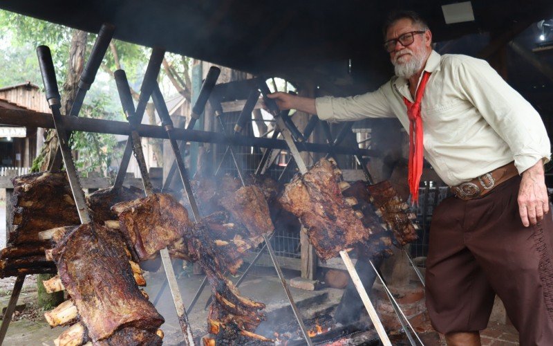 Élio é um dos assadores no galpão do GT Sepé Tiaraju, no Parque do Trabalhador