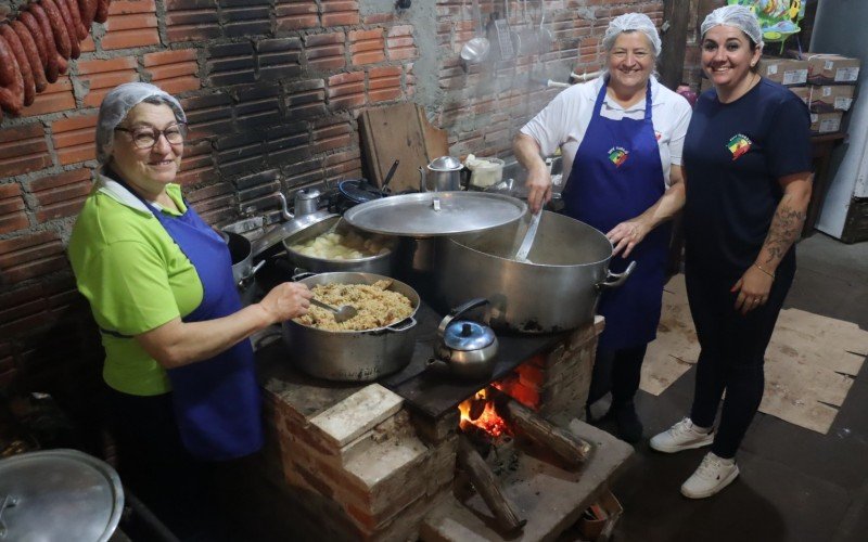 Na cozinha, Cemilda, Nair e Jaqueline preparam os acompanhamentos do costelão