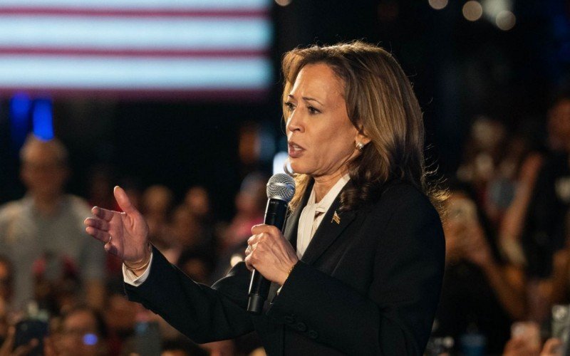 Kamala Harris foi acusada por teoria de conspiração, mas agências de checagem dos EUA revelaram a verdade | abc+