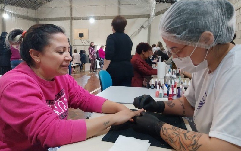 O Madre Aberto, no Centro Social Madre Regina, oferece manicure, como aproveita a diarista Cristiane dos Santos Machado | abc+