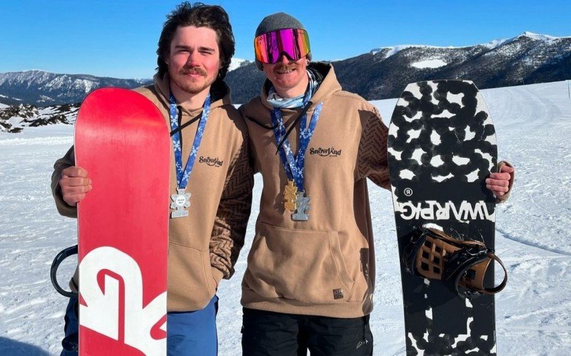 Alexandre Bohn e Guilherme Ribeiro, atletas de snowboard de Gramado