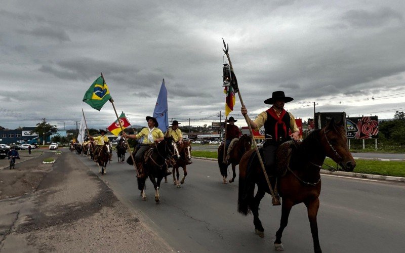 Desfile da Chama Crioula foi uma das primeiras atrações dos festejos farroupilhas em Taquara 