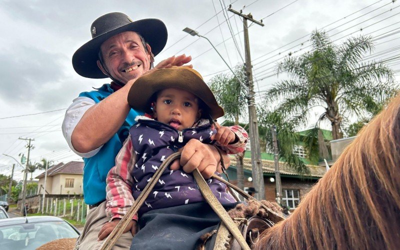 O tradicionalista Daniel dos Santos Lemos fez questão de levar o filho Matheus Daniel, de apenas 2 anos | abc+