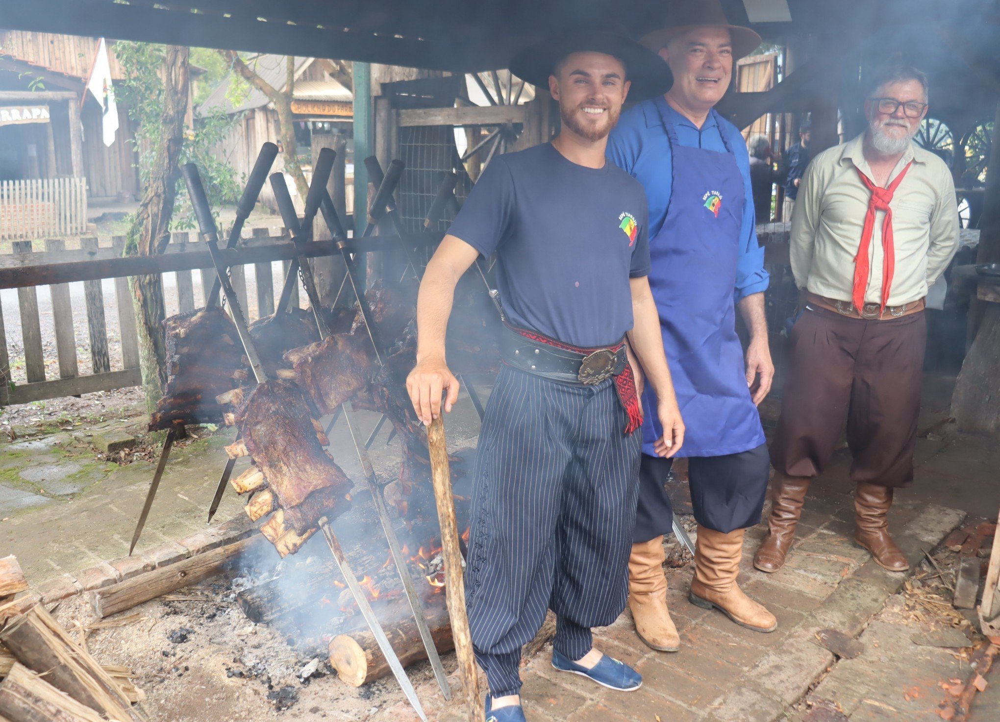 Luís Henrique, Nilson e Élio no preparo dos costelões no galpão do GT Sepé Tiaraju 