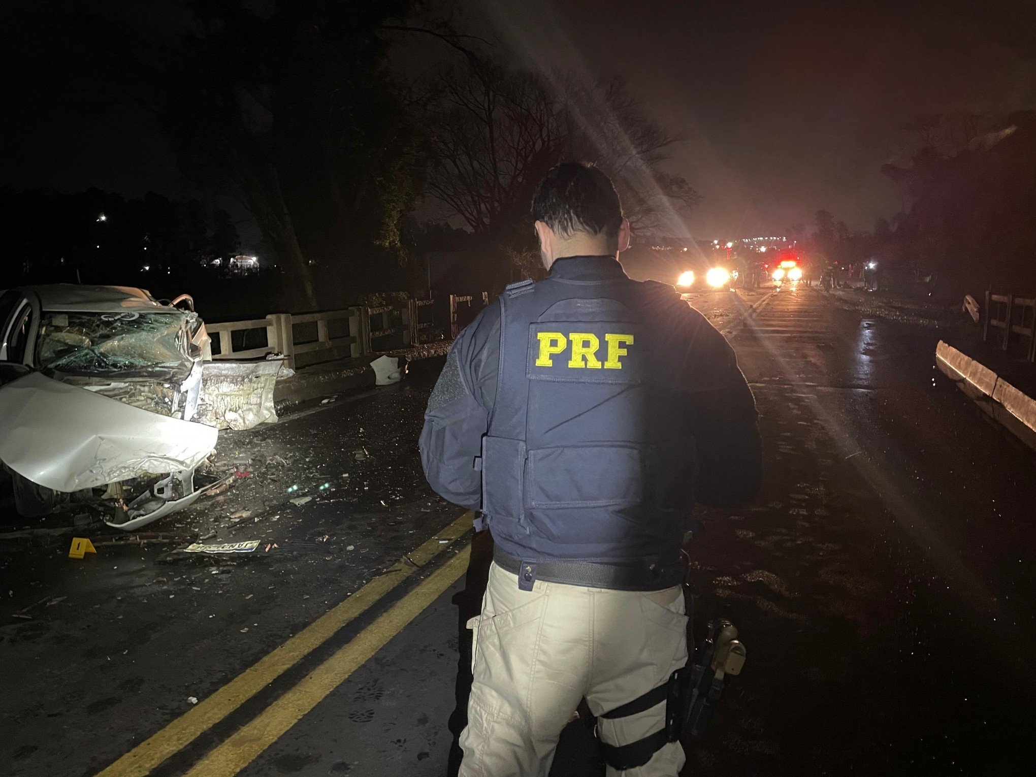 Acidente entre três veículos deixa mortos e feridos em rodovia federal no RS