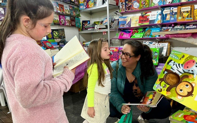 Chaiene aproveitou a programação da feira com a filha Martina, 4, e a sobrinha Pietra, 8