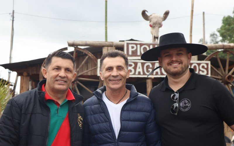 Silvano (esq) vive a Semana Farroupilha pela primeira vez; ao lado seu irmão Jeciel Rodrigues e o sobrinho Andrei Bismarque