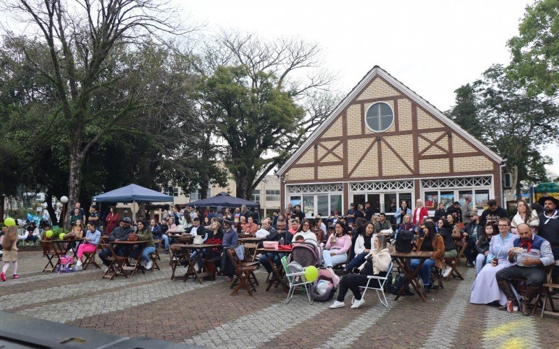 Público presente na Praça 1º de Maio