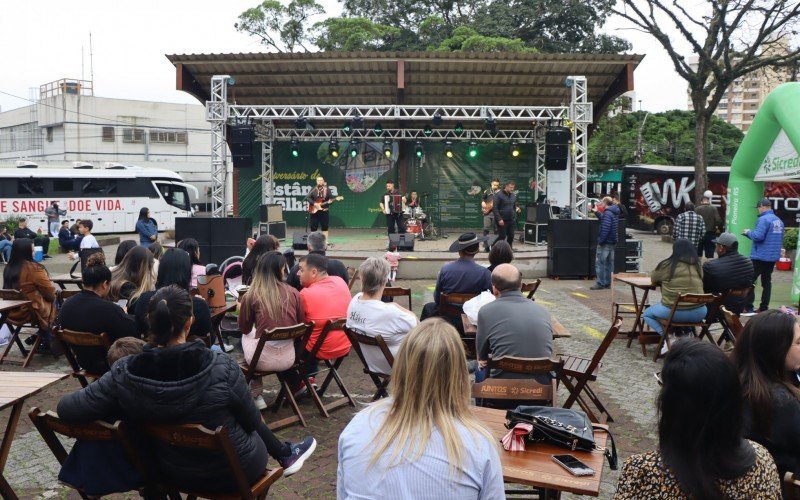 Público presente na Praça 1º de Maio | abc+