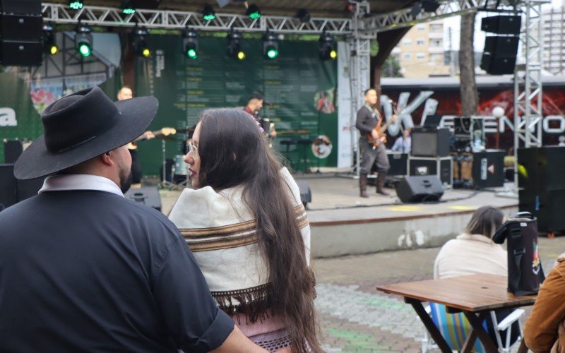 Público presente na Praça 1º de Maio