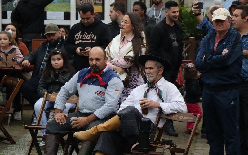 Público presente na Praça 1º de Maio