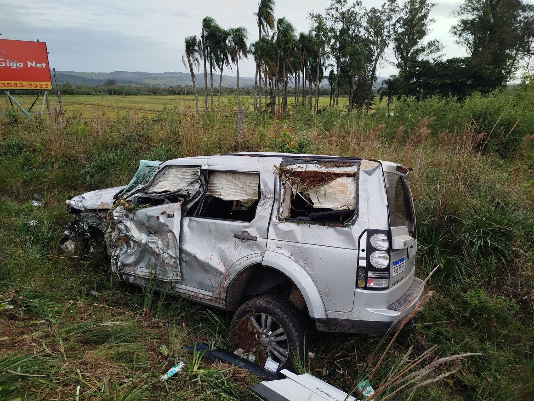 Gestante e bebê de 7 meses estão entre oito feridos em colisão entre carros e caminhão