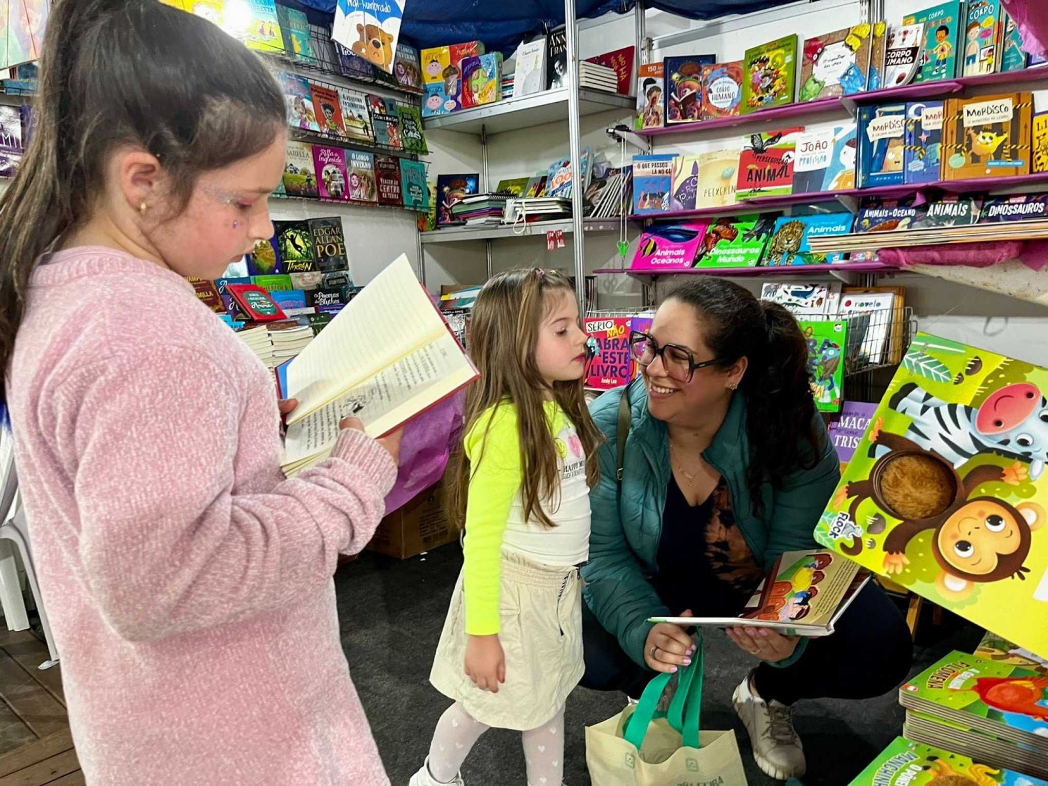 Feira do Livro de São Leopoldo atrai cerca de 3 mil pessoas por dia à Praça da Biblioteca