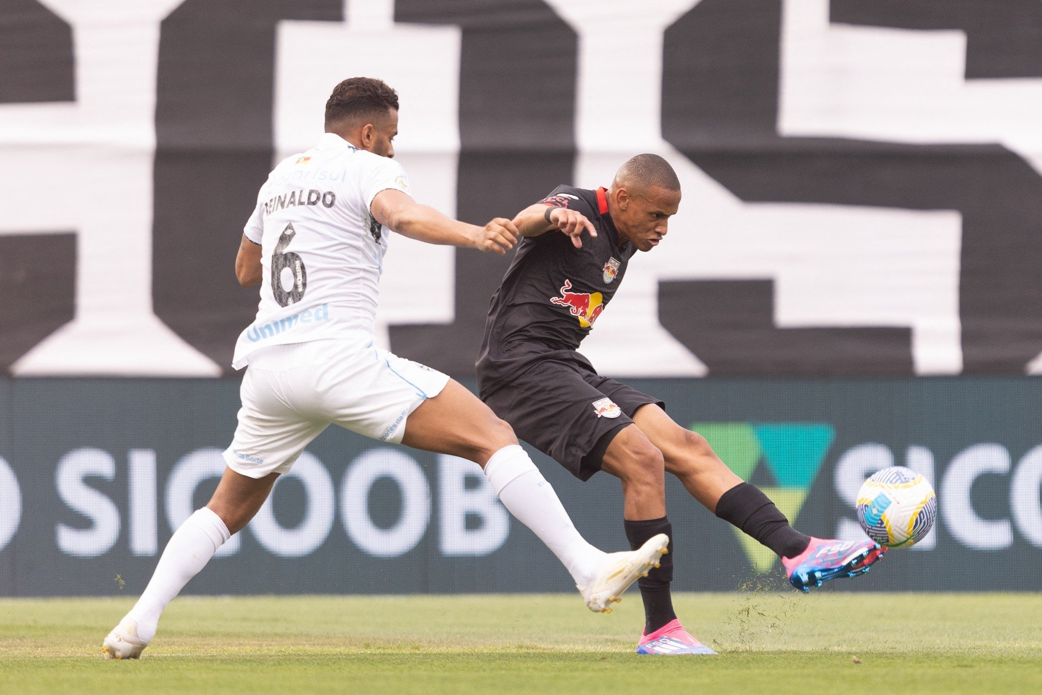 Grêmio fica duas vezes na frente do placar, mas cede empate para o Bragantino fora de casa