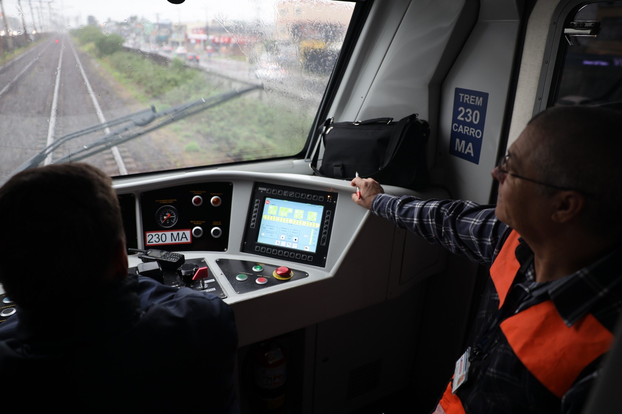 TRENSURB: Trens circulam entre Canoas e Porto Alegre para realização de testes nas vias