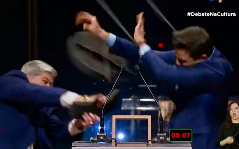 Datena dá cadeirada em Pablo Marçal durante debate | abc+