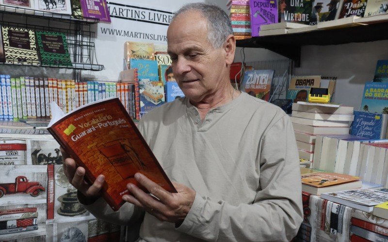 "A base de tudo é o livro", comenta o vendedor Luís Alfredo